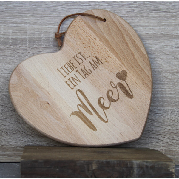Holzbrettchen Herzform mit Lederriemen zum Aufhängen Motiv  "Liebe ist.. ein Tag am Meer"