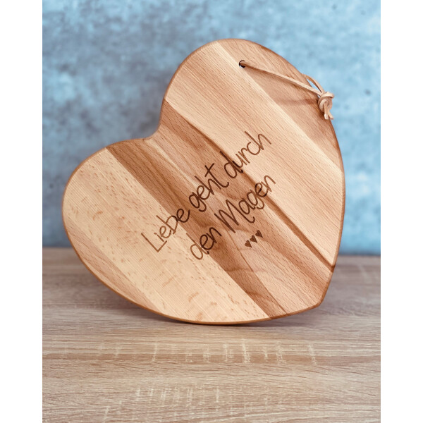 Holzbrettchen Herzform mit Lederriemen zum Aufhängen Motiv  Liebe geht durch den Magen